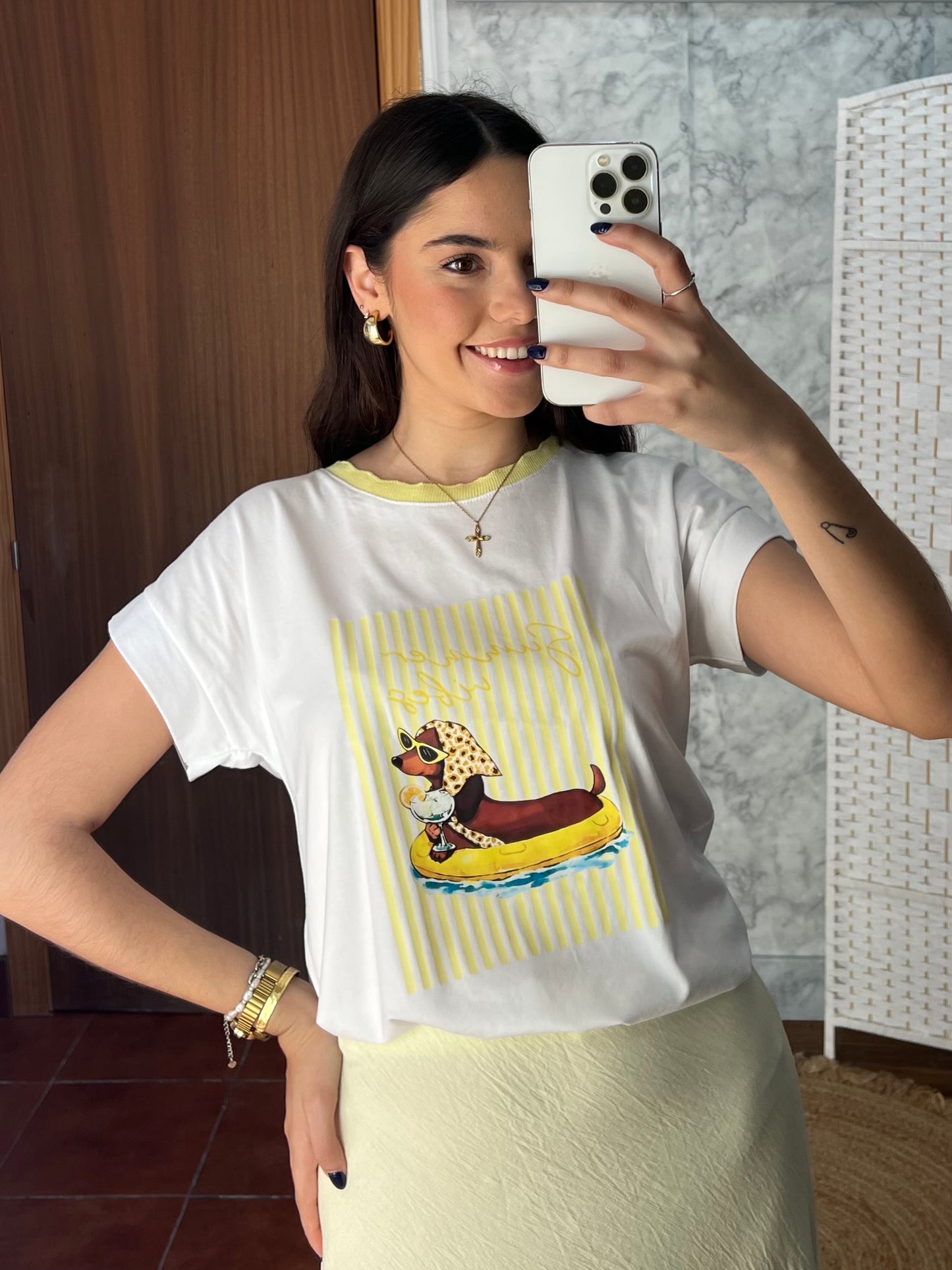 Camiseta perro detalle cuello amarillo