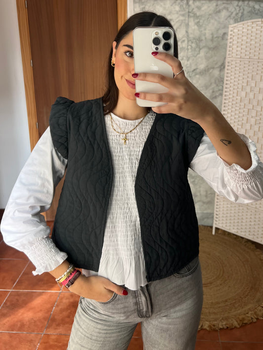 Chaleco acolchado volante gris