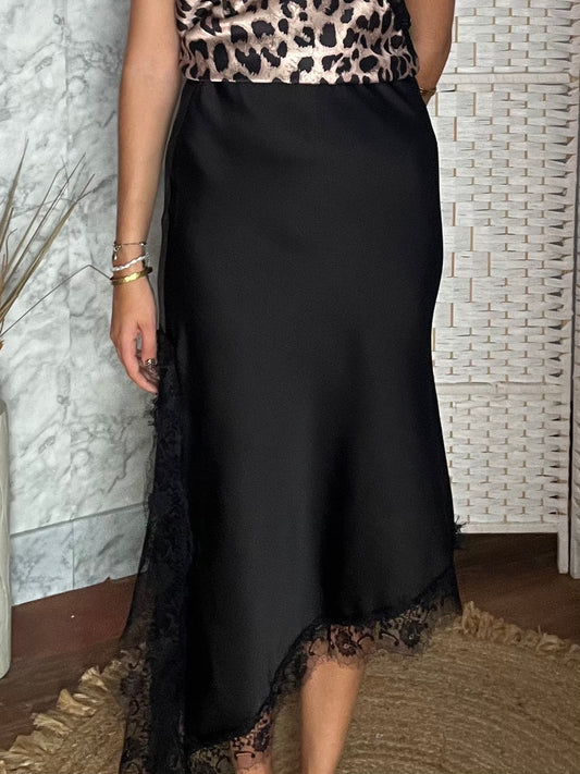 Falda satinada midi encaje