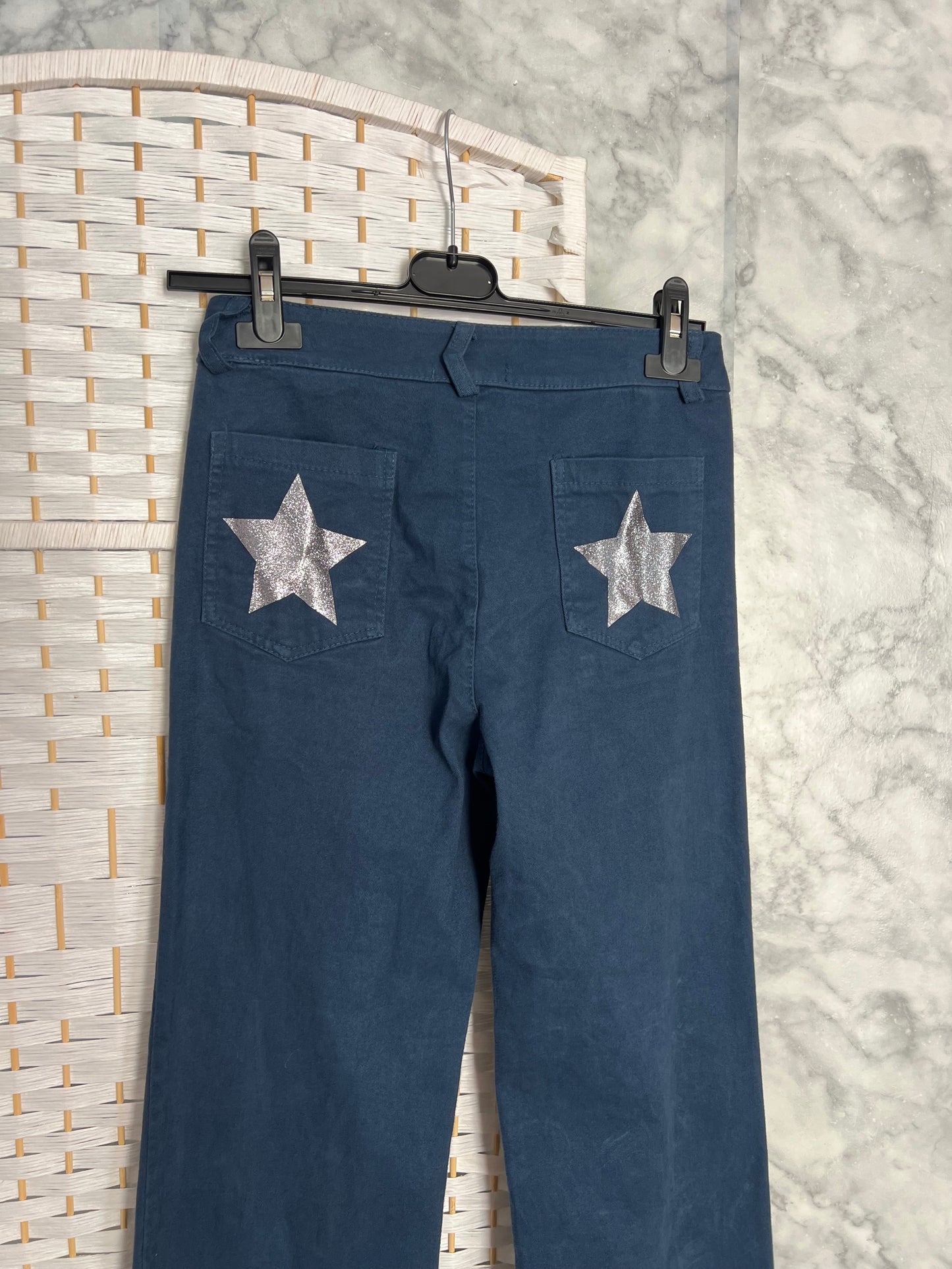 Pantalón recto tachuelas estrella