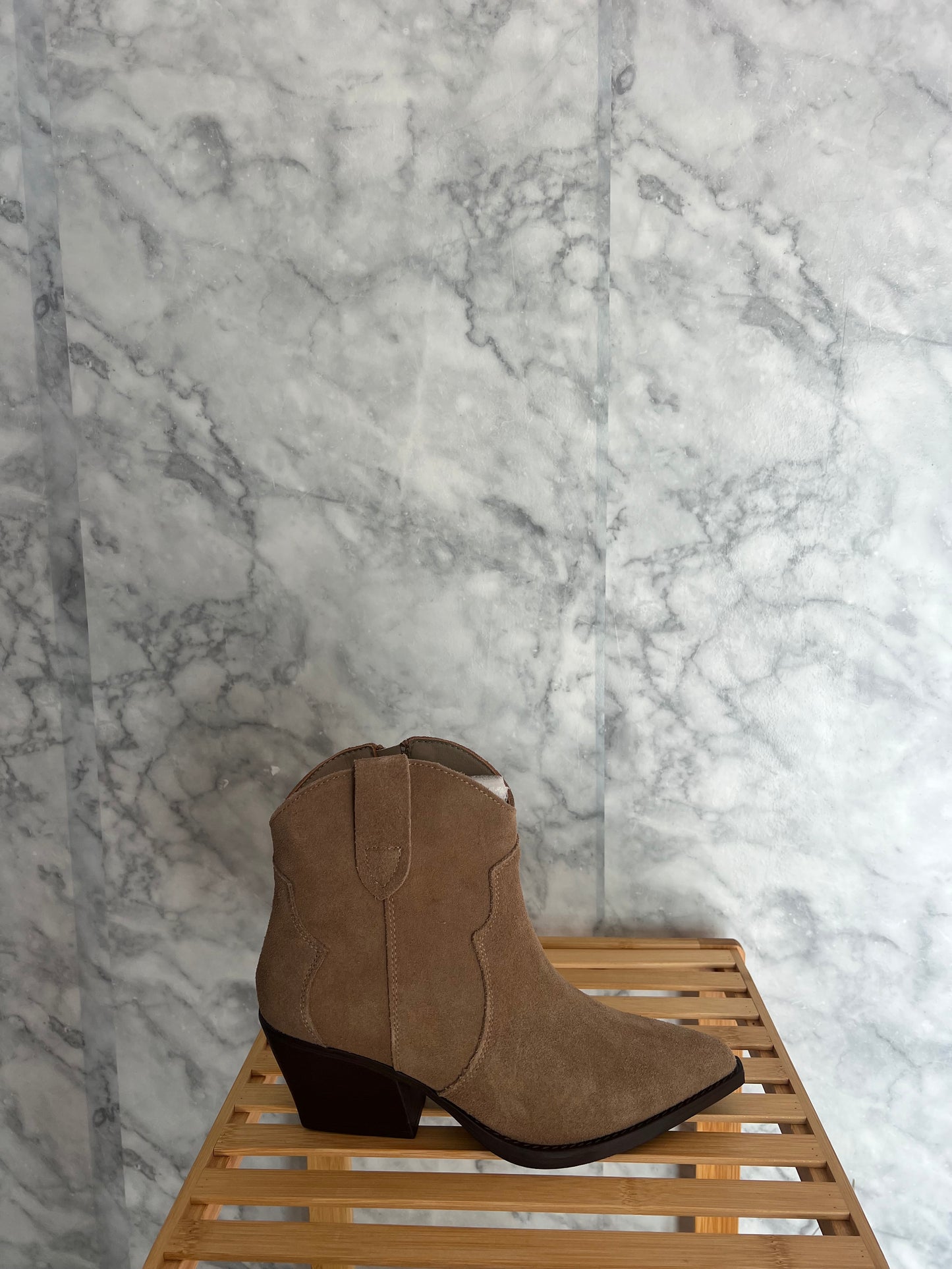 Botín bajo antelina beige