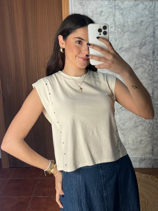 Camiseta volante tachuela beige