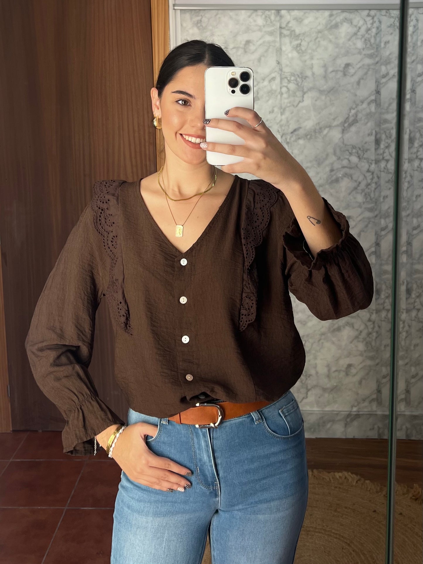 Blusa abotonada detalle de volante trocado