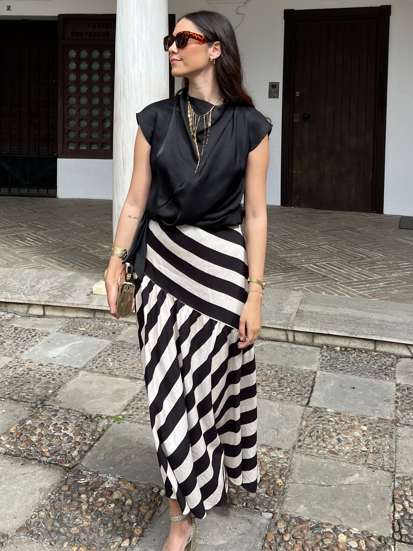 Falda asimétrica rayas blanco y negro