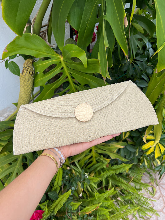 Cartera de rafia con botón dorado