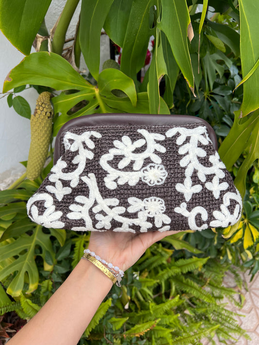 Bolso de mano clutch marrón con bordados