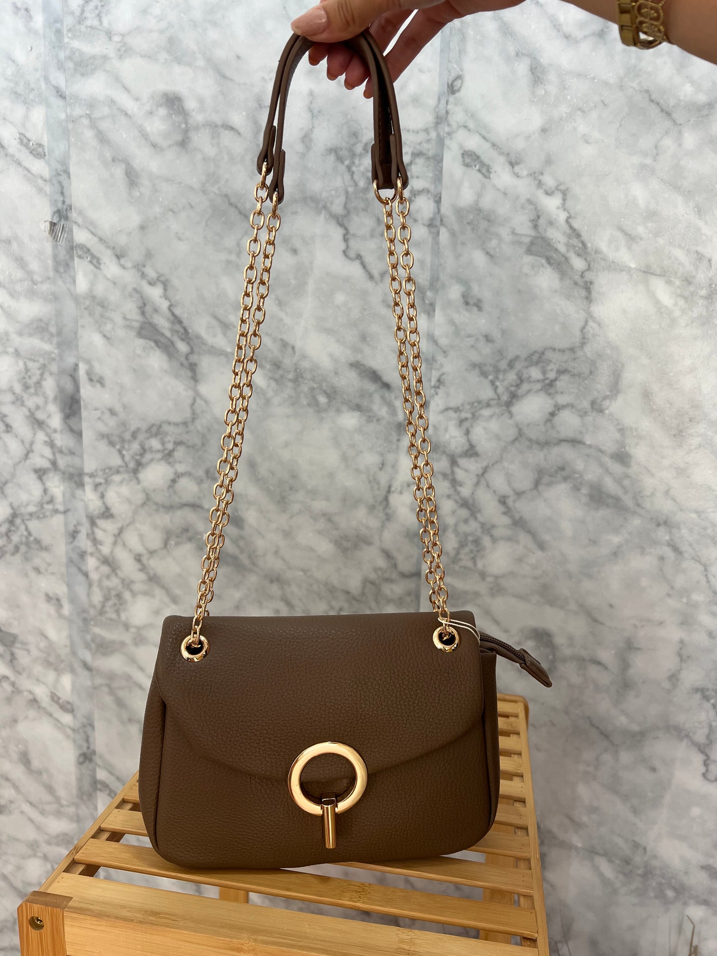 Bolso polipiel broche oro taupe