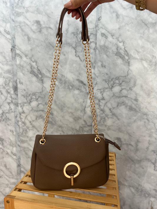 Bolso polipiel broche oro taupe