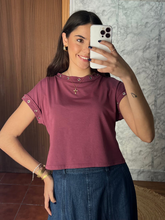 Camiseta cuello tachuelas rosa