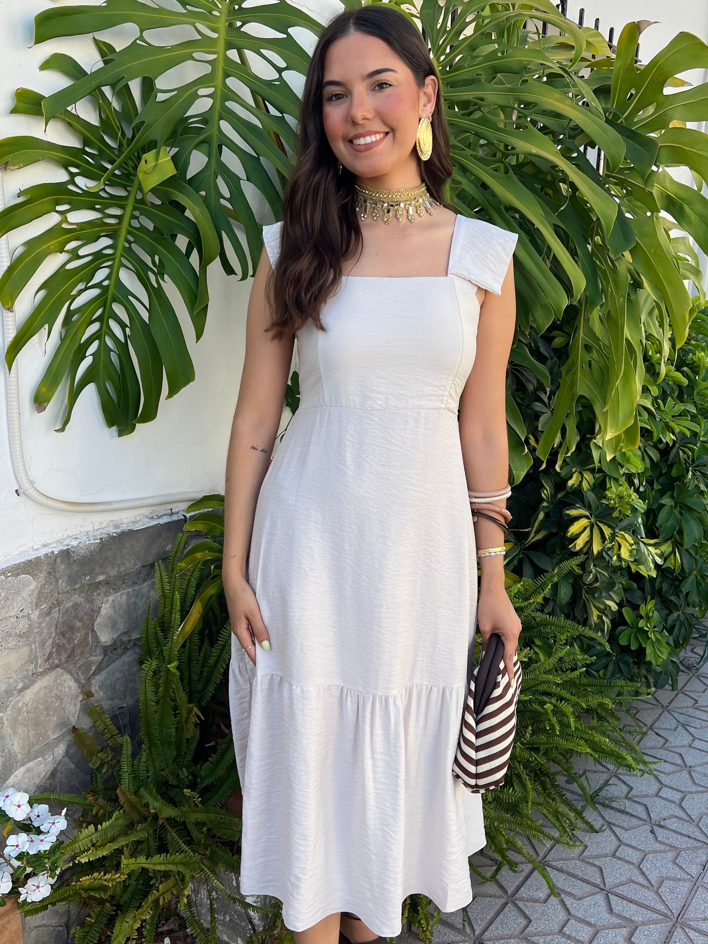 Vestido hombreras beige