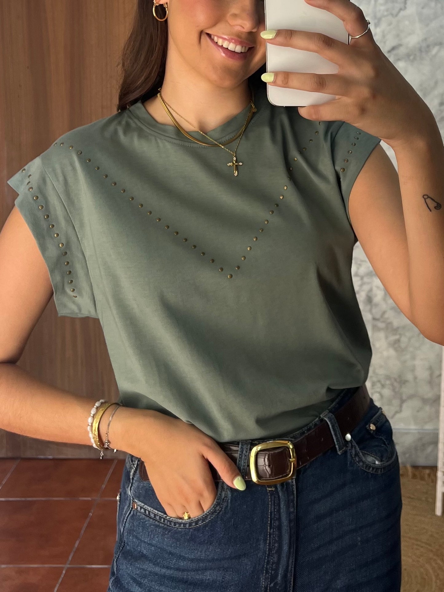 Camiseta basic tachuelas verde