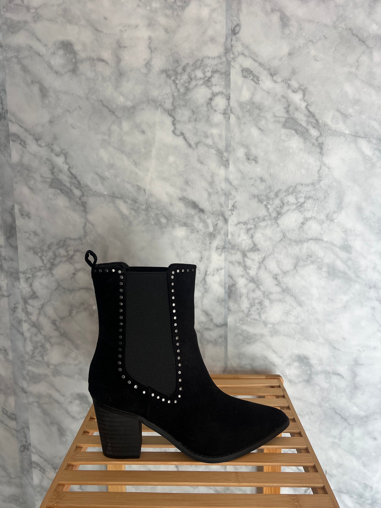 Botín antelina con tachuelas