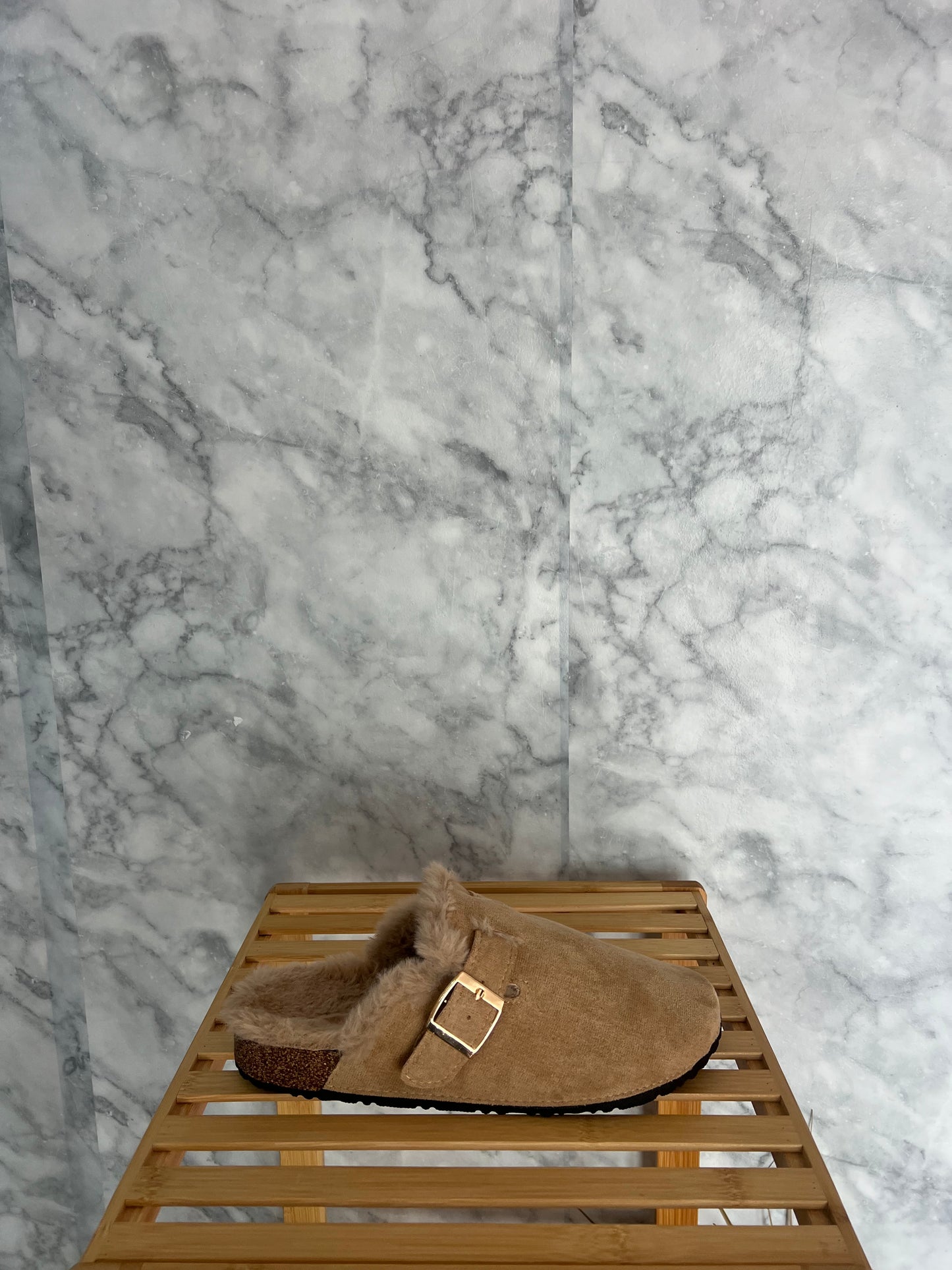 Zuecos hebilla con pelo beige