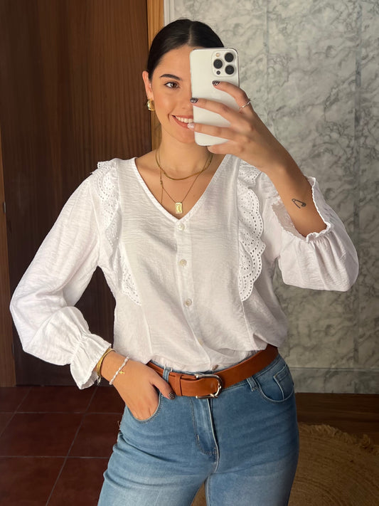 Blusa abotonada detalle de volante trocado