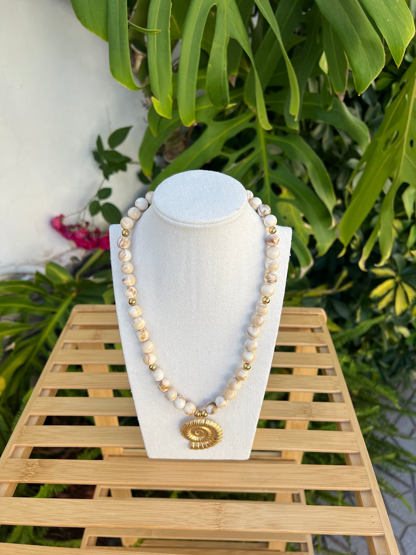 Collar bolas beige concha
