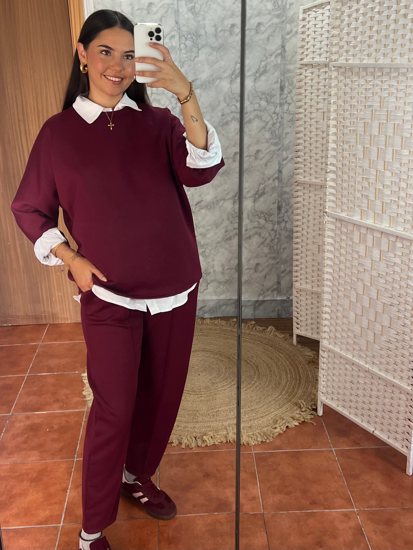 Total look comfy burdeos