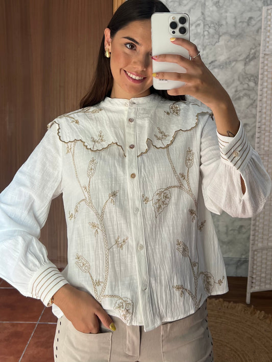 Blusa bordados detalle cuello