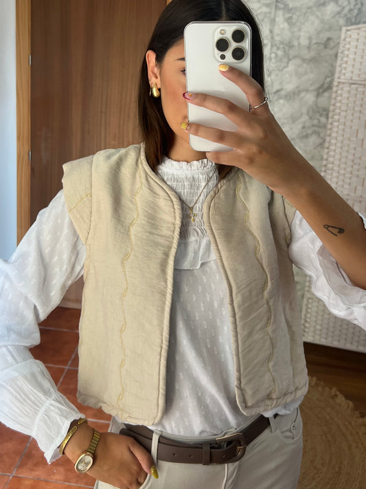 Chaleco acolchado detalle oro beige