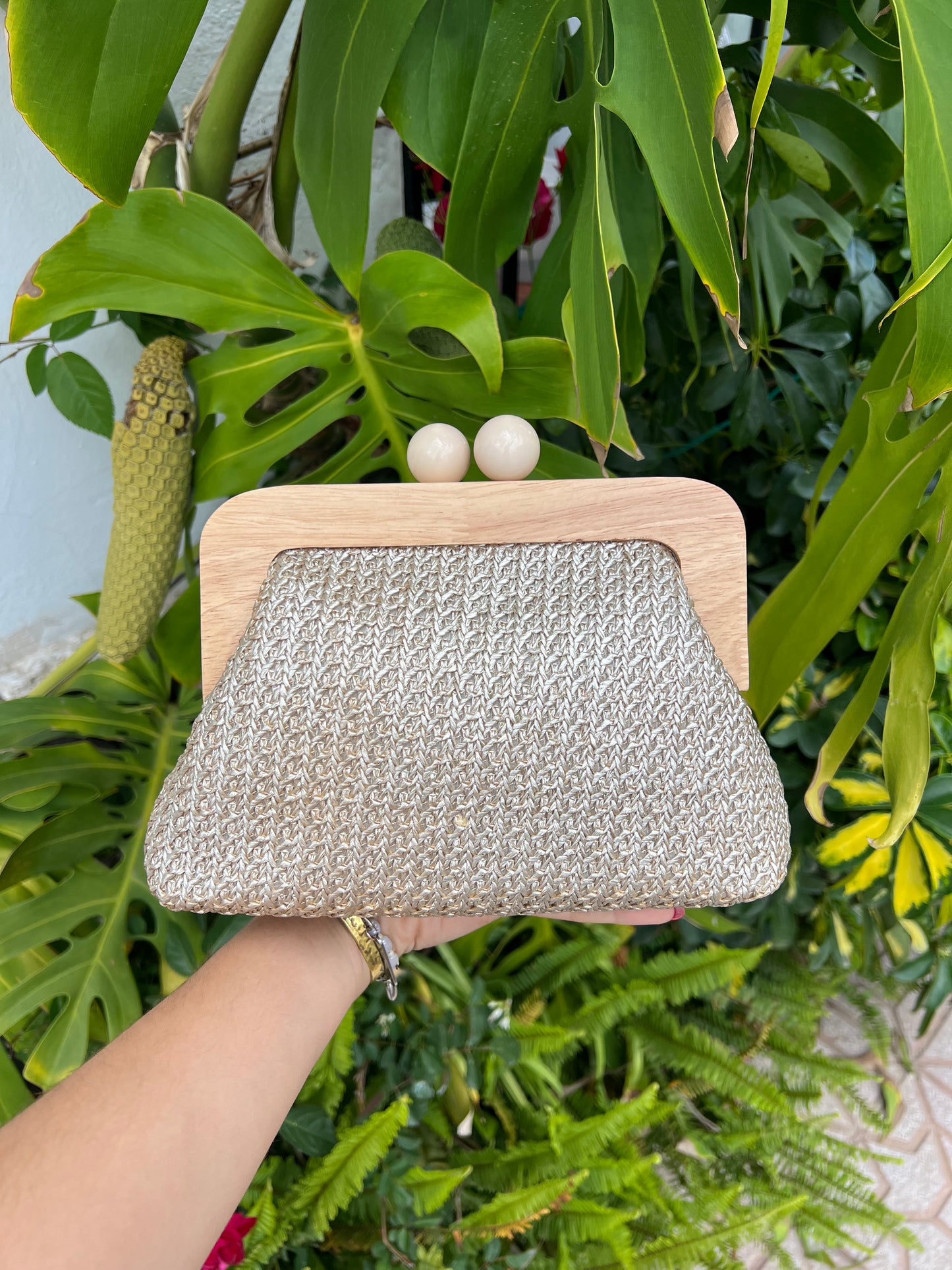 Bolso de mano clutch rafia dorada y madera