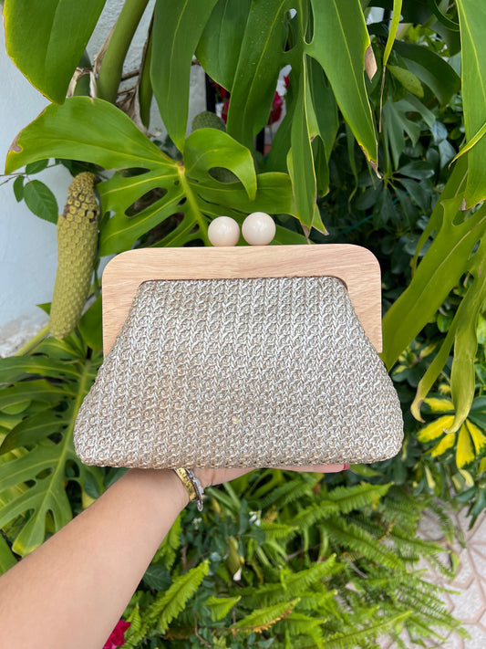 Bolso de mano clutch rafia dorada y madera