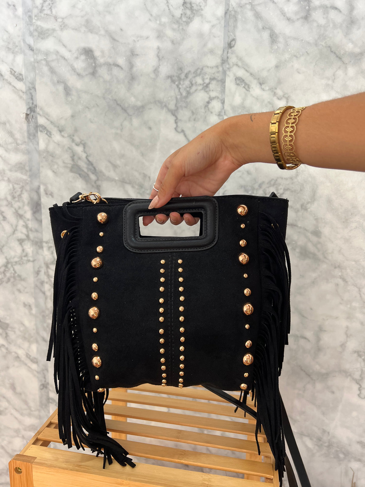 Bolso antelina flecos tachuelas negro